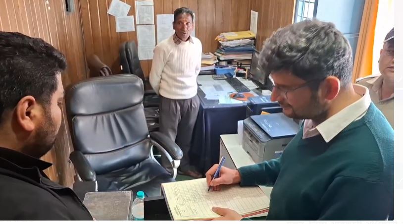 जिला आबकारी अधिकारी चमोली कार्यालय से नदारद, जिलाधिकारी ने की कार्रवाई