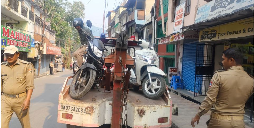 नैनीताल में ट्रैफिक नियमों का उल्लंघन: 104 वाहन चालकों पर कार्रवाई