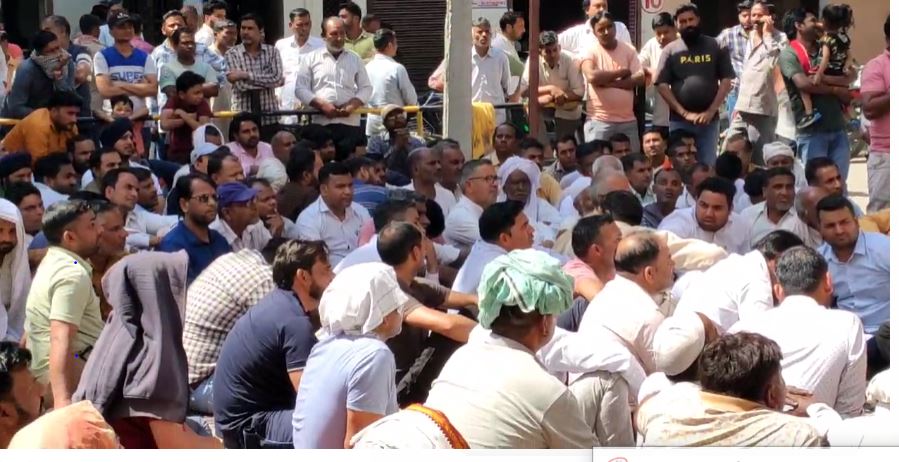 जेके टायर कर्मचारियों का धरना, प्रशासन ने हटवाया”