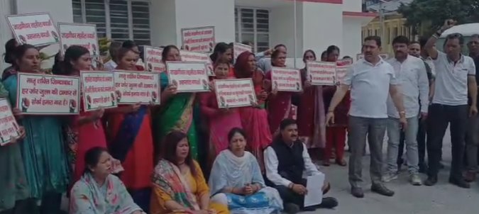 जाखणीधार तहसील को शिफ्ट करने के विरोध में ग्रामीणों का प्रदर्शन