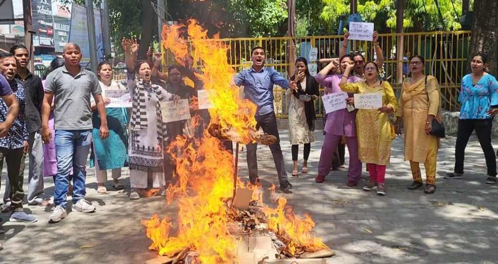 पहलगाम आतंकी हमले के विरोध में हल्द्वानी में उग्र प्रदर्शन, ‘इस्लामी आतंकवाद’ के खिलाफ फूंका पुतला