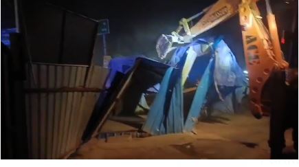 “धामी सरकार का बुलडोजर चला, दूधाधारी तिराहे पर अवैध कब्जे को ध्वस्त किया”