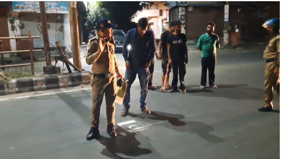 भगत सिंह चौक पर सड़कों पर लगे पाकिस्तान के झंडे के स्टिकर, पुलिस ने की त्वरित कार्रवाई