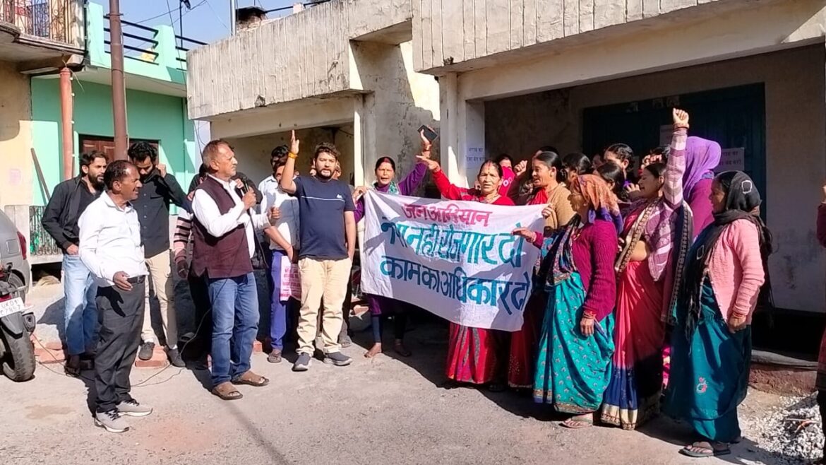 देवलीखेत में शराब की दुकान खोलने और अवैध शराब की बिक्री के विरोध में जनाक्रोश बढ़ा, उत्तराखंड परिवर्तन पार्टी ने भी आंदोलन को समर्थन दिया