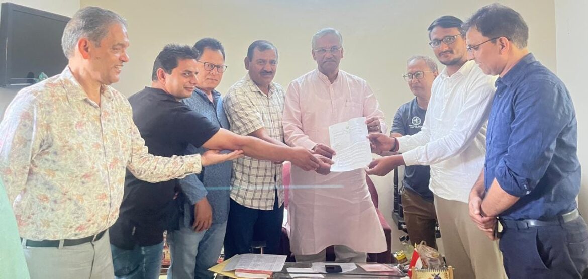 सेब मिशन के 14 करोड़ भुगतान को लेकर संगठन ने पूर्व सीएम त्रिवेंद्र सिंह रावत से की मुलाकात, किसानों की पीड़ा से कराया अवगत