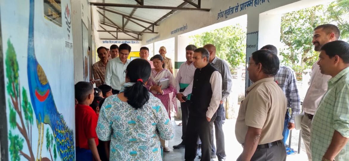 अपर सचिव विनीत कुमार ने कीर्तिनगर और देवप्रयाग में की चौपाल, ग्रामीणों की समस्याएं सुनीं