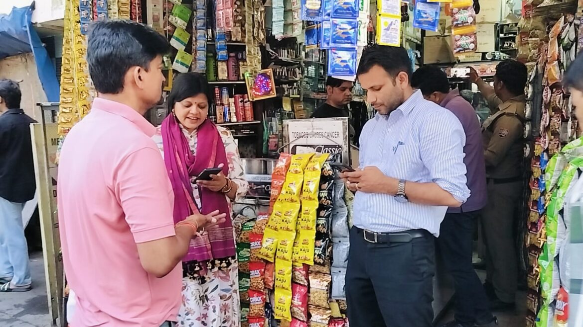 खाद्य सुरक्षा विभाग और नगर निगम की संयुक्त टीम ने मारा छापा