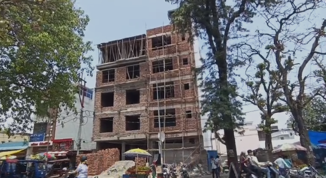 ऋषिकेश में कोयल ग्रांड के पास अवैध बिल्डिंग निर्माण, लापरवाही से युवक घायल