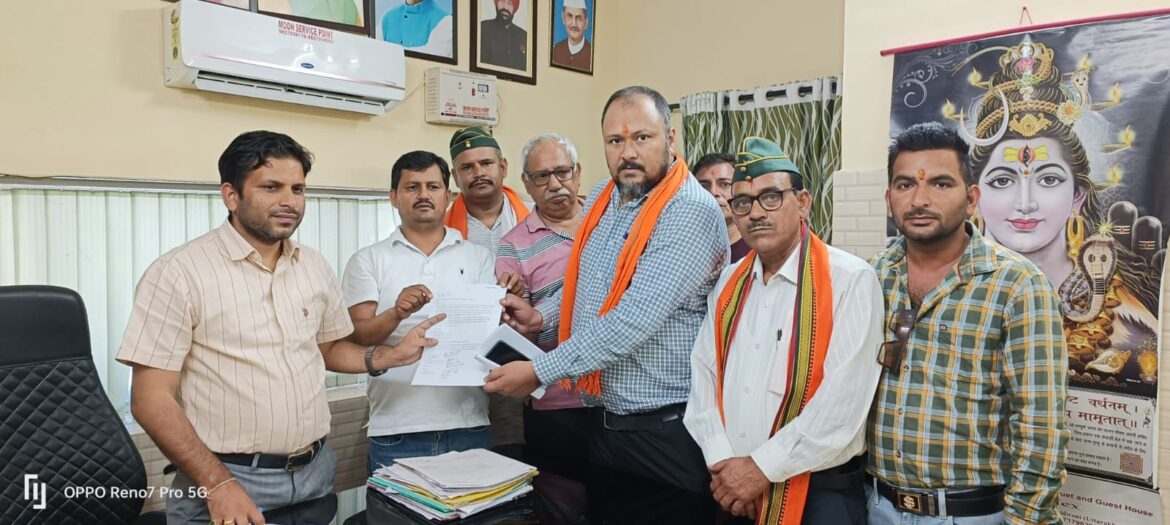 शहर में अवैध पार्किंग और खराब सेवाओं पर पहाड़ी आर्मी का हल्ला बोल, एसडीएम को सौंपा ज्ञापन