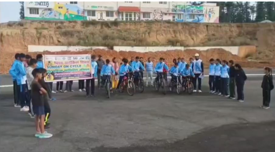 विश्व साइकिल दिवस पर लोहाघाट में जागरूकता रैली, स्वास्थ्य और मतदान का दिया संदेश