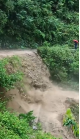 भारी बारिश का कहर: छाची रोल में उफनती नदी का वीडियो वायरल, हल्दुखाल-ल्यूठीक मार्ग पर आवाजाही ठप