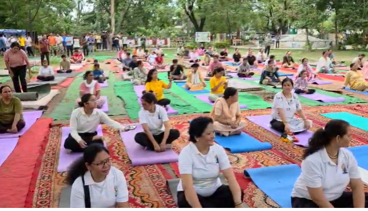 हल्द्वानी में अंतरराष्ट्रीय योग दिवस पर भव्य आयोजन, योगा पार्क में उमड़ा जनसैलाब