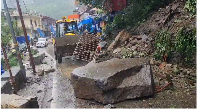 रुद्रप्रयाग: भारी बारिश से सोनप्रयाग क्षेत्र में मलबा आने से कई स्थानों पर मार्ग बाधित