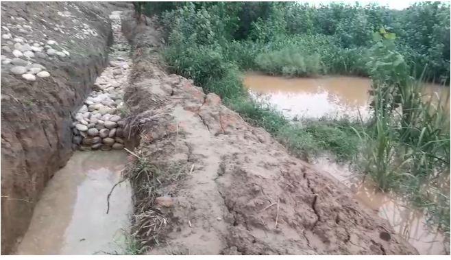 उफनती सोलानी नदी बनी खतरा, कुआंखेड़ा गांव के पास अधूरी सेफ्टी दीवार से ग्रामीणों में दहशत
