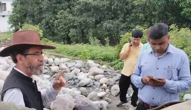 यूजेवीएनएल की ज़मीन पर अवैध उपखनिज मिला, विधायक मुन्ना सिंह ने लगाई फटकार