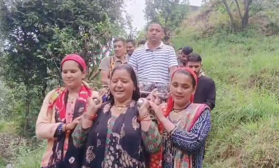 इक्कीसवीं सदी में भी सड़क से महरूम गैरसैंण का सेरा-तेवाखर्क गांव, बीमारों को डंडी में ढोने को मजबूर ग्रामीण