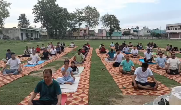 रामनगर में योग दिवस की धूम, किसान इंटर कॉलेज पीरूमदारा में हुआ भव्य योग शिविर