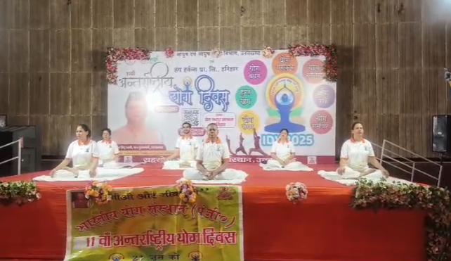 धर्मनगरी हरिद्वार में अंतरराष्ट्रीय योग दिवस पर पांच स्थानों पर हुआ भव्य योगाभ्यास कार्यक्रम