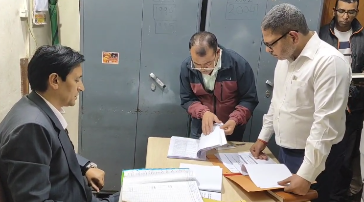 आयुक्त दीपक रावत ने जिला विकास प्राधिकरण कार्यालय का किया निरीक्षण, लंबित वादों के शीघ्र निस्तारण के निर्देश