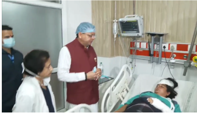 ऋषिकेश पहुंचे मुख्यमंत्री पुष्कर सिंह धामी, रुद्रप्रयाग बस दुर्घटना के घायलों का जाना हालचाल