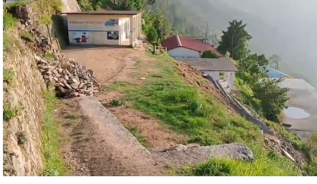 लोहाघाट के सीमांत विद्यालय में दीवार ढहने के बाद भी एक साल से निर्माण कार्य ठप, मानसून में छात्रों पर खतरा मंडराया