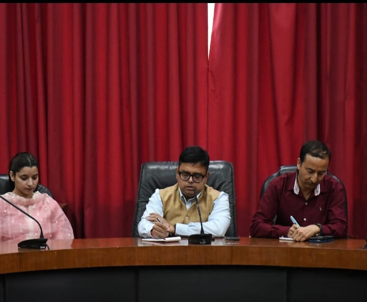 पत्रकारों के हितों को लेकर नैनीताल में संयुक्त निदेशक डॉ. नितिन उपाध्याय की बैठक! सरकार पत्रकारों के लिए गोल्डन कार्ड योजना, पेंशन वृद्धि एवं अन्य कल्याणकारी योजनाओं पर कर रही कार्य