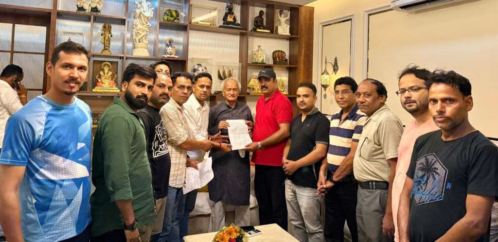 आवास विकास कॉलोनी में नोटिसों को लेकर विवाद, कॉलोनीवासियों ने पूर्व सीएम से लगाई गुहार