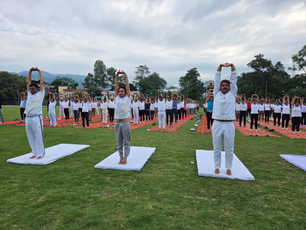 योग दिवस पर हल्द्वानी पुलिस ने दिखाई फिटनेस की मिसाल, मिनी स्टेडियम में हुआ भव्य आयोजन