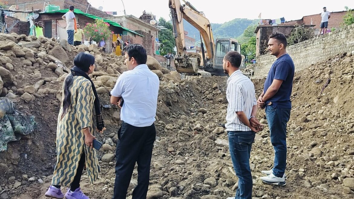 हल्द्वानी: रकसिया नाले पर अतिक्रमण करने वालों पर चला प्रशासन का बुलडोज़र