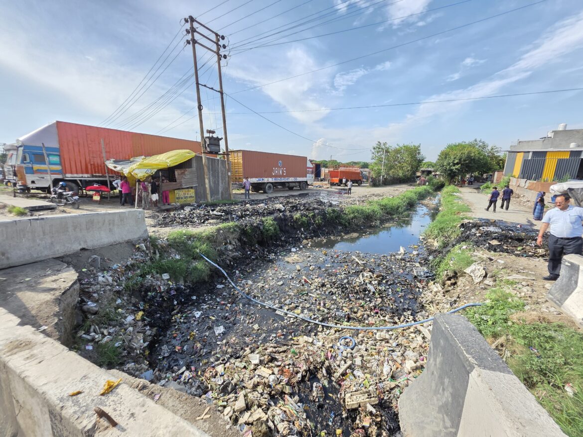मानसून पूर्व जलभराव से निजात को रुद्रपुर में महापौर का बड़ा कदम, अधिकारियों के साथ किया स्थलीय निरीक्षण
