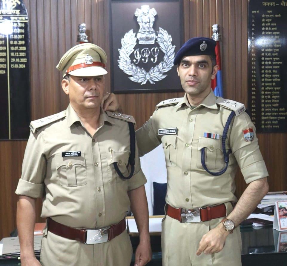 प्रभारी निरीक्षक पंकज कोठियाल को मिली पदोन्नति, बने पुलिस उपाधीक्षक – एसएसपी ने पहनाया सम्मान का बैज