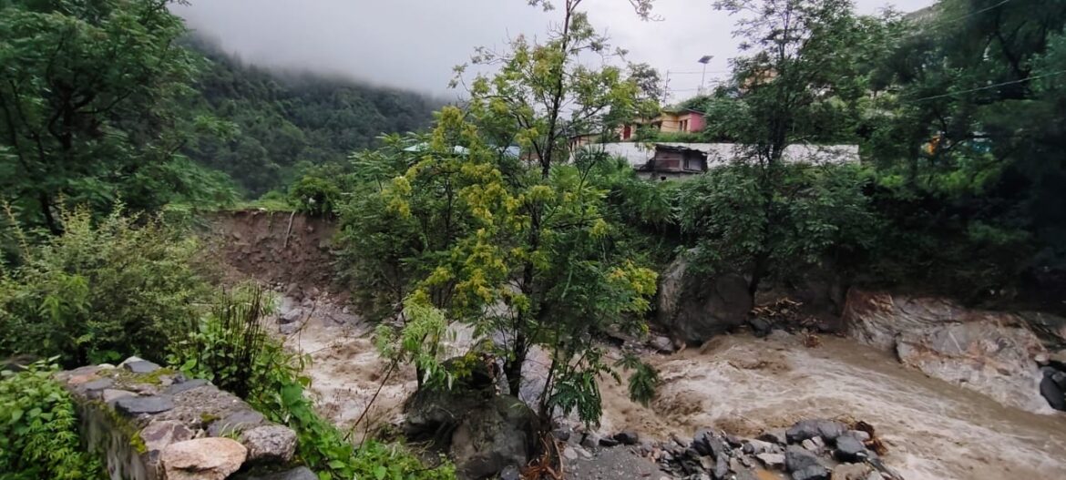 उत्तरकाशी में दो जगहों पर बड़ी आपदा: गंगोत्री और यमुनोत्री हाईवे भू-धंसाव से बाधित, कई मकान खतरे में, ग्रामीणों ने जताई नाराजगी