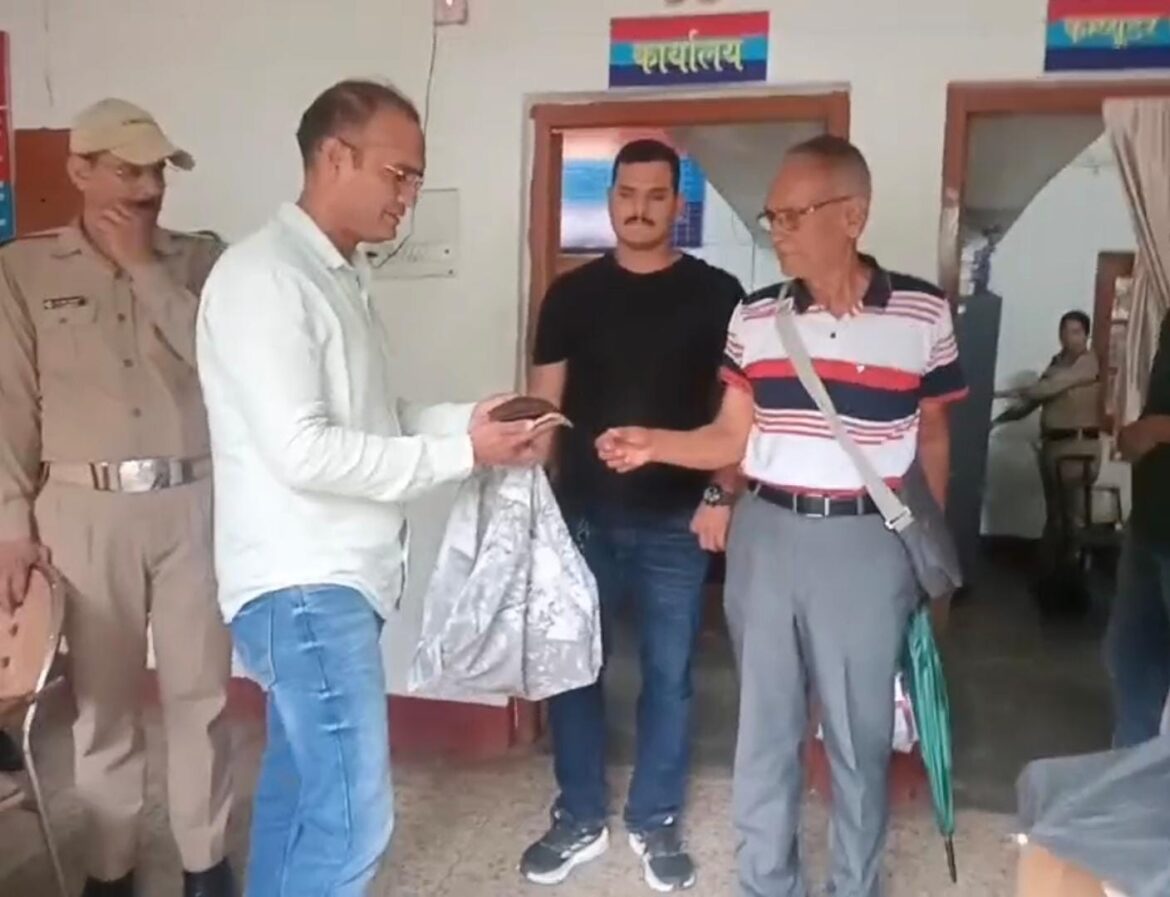हल्द्वानी पुलिस की सतर्कता से CISF के रिटायर्ड डीआईजी को मिला खोया झोला, 21 हजार नकद और दस्तावेज सुरक्षित बरामद