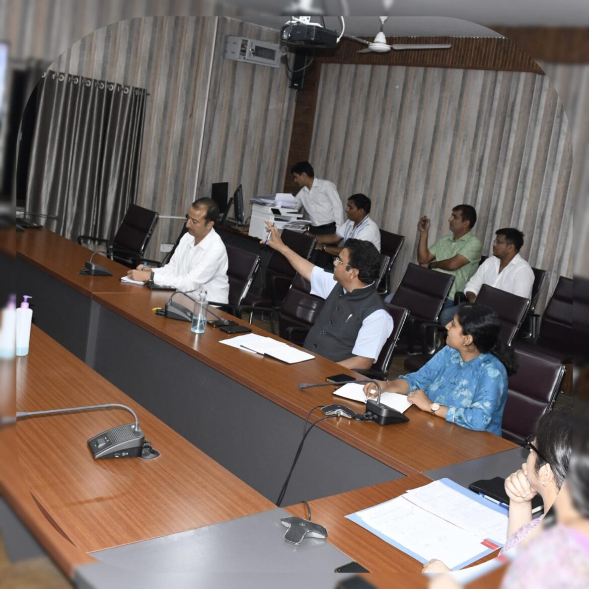 नैनीताल में पंचायत चुनाव हेतु द्वितीय रेंडमाइजेशन संपन्न, 922 मतदान टीमों का गठन