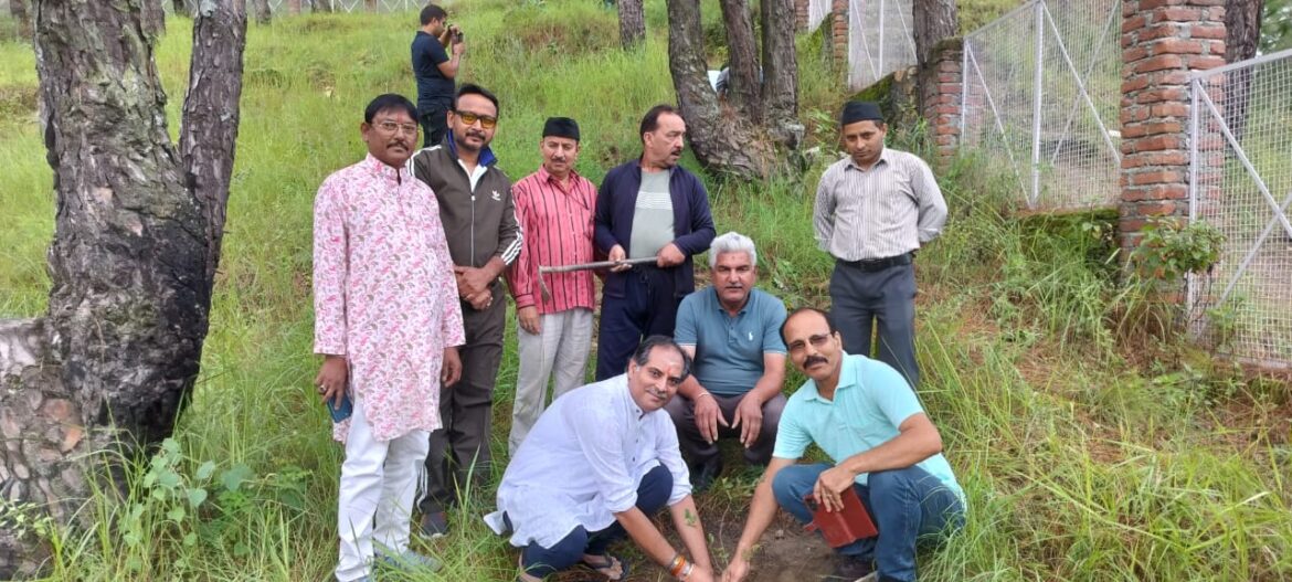 राष्ट्रीय स्वयंसेवक संघ ने देवास आश्रम चौकुनी में किया पौधारोपण, पर्यावरण संरक्षण का दिया संदेश