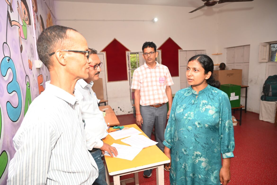 नैनीताल: CDO अनामिका ने किया मतदान केंद्र का निरीक्षण, शांतिपूर्ण ढंग से चल रही है मतदान प्रक्रिया