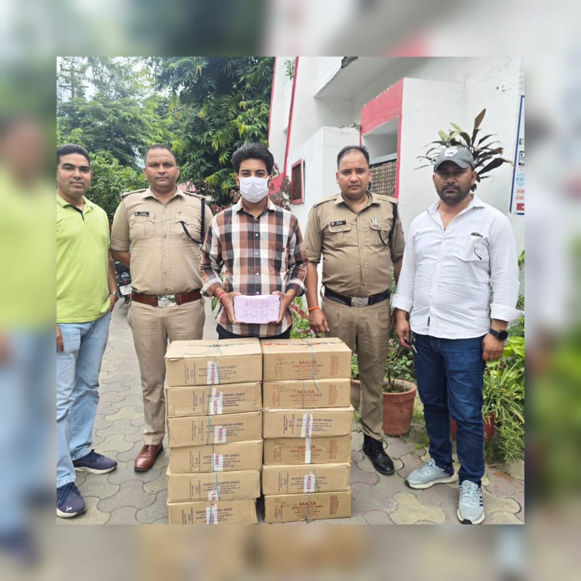 अवैध शराब तस्कर गिरफ्तार, SSP का सख्त संदेश – चुनाव को प्रभावित करने वाले किसी भी अवैध कार्य को नहीं किया जाएगा बख्शा