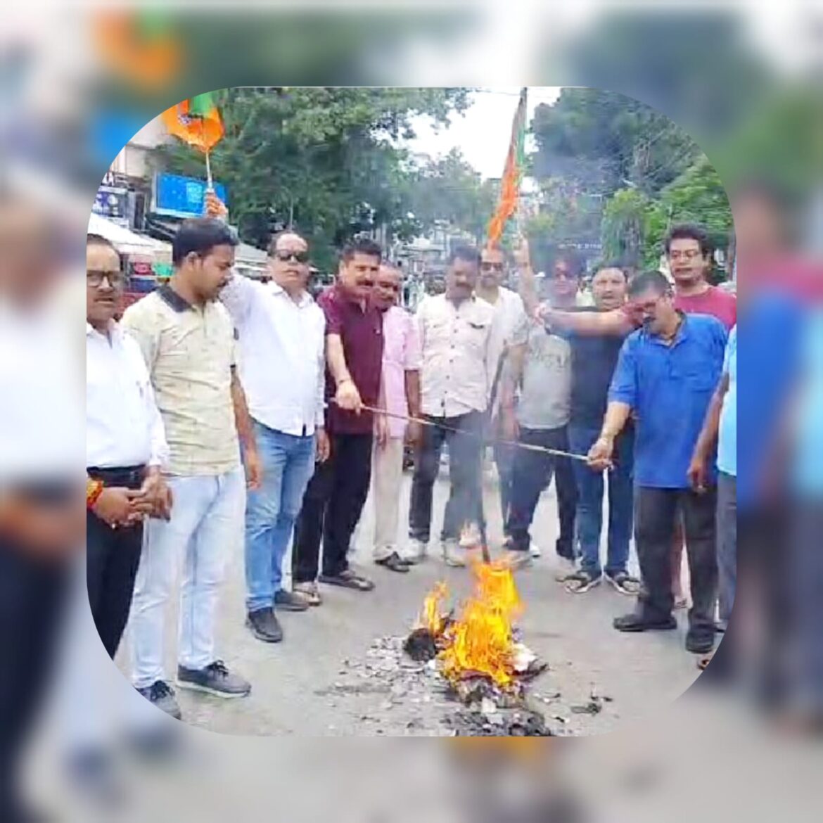 कांग्रेस के खिलाफ भाजपा का प्रदर्शन, पुतला फूंका