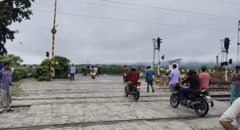 हल्द्वानी : चोरगलियां रोड रेलवे क्रॉसिंग हल्के वाहनों के लिए खुला, लोगों को मिली बड़ी राहत