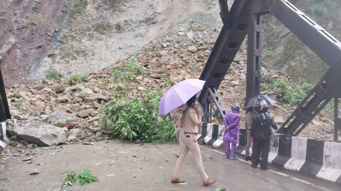 रानीबाग: भीमताल मार्ग पर पुल के पास भारी मलबा, यातायात ठप