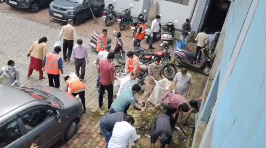 स्वच्छता ही सेवा पखवाड़ा: विकास भवन परिसर में वृहद् सफाई अभियान
