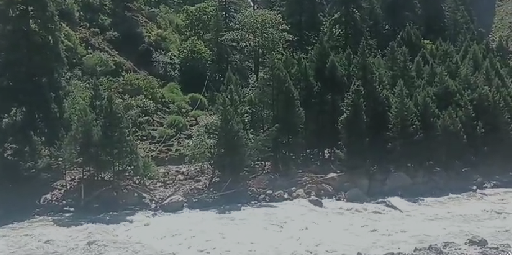 गंगोत्री धाम के नज़दीक, राहत की कोई व्यवस्था नहीं