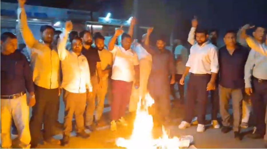 बेड़पुर चौराहे पर कांग्रेस नेता करण मेहरा के खिलाफ प्रदर्शन