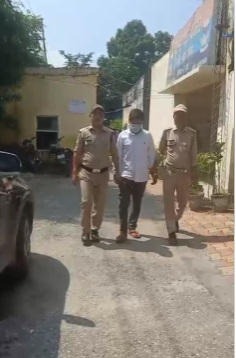 रुड़की के झबरेड़ा में खेत की डोल के विवाद में युवक ने लगाई आग, तीन कमरों में लगी एक साथ आग से फैली सनसनी