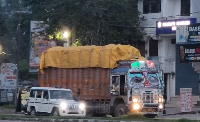 सितारगंज में आरटीओ की ताबड़तोड़ कार्रवाई, आधा दर्जन से अधिक वाहनों के चालान, कई सीज