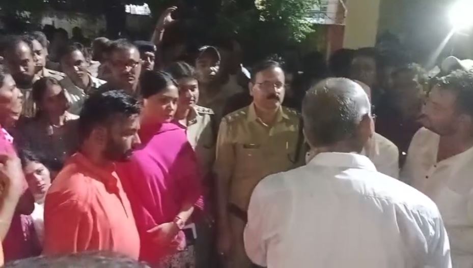 लालकुआँ में समाजसेवी महेश जोशी की मौत, भीड़ ने कोतवाली में किया प्रदर्शन