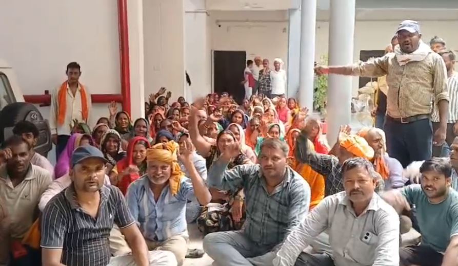 सितारगंज में बाढ़ पीड़ितों ने तहसील पर किया धरना