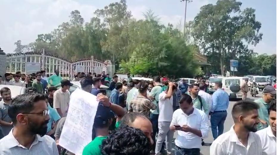 यूकेएसएसएससी पेपर लीक: बेरोजगार और कांग्रेस सरकार पर हमलावर