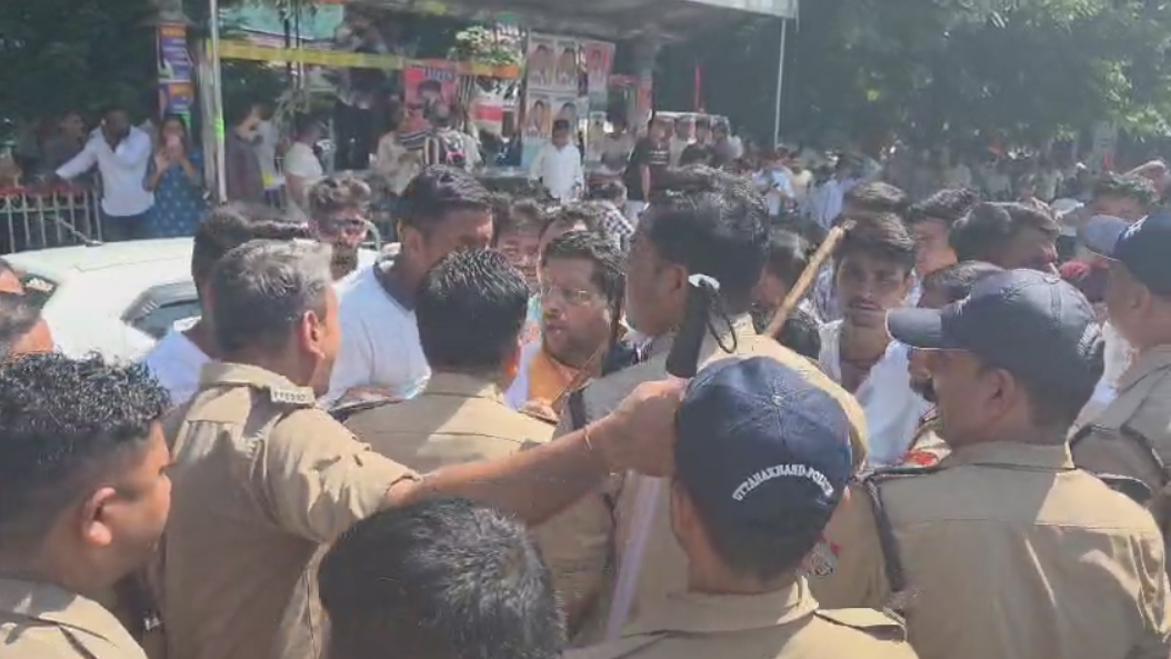 एमबीपीजी कॉलेज छात्र संघ चुनाव में हंगामा, ABVP और पुलिस में धक्का-मुक्की