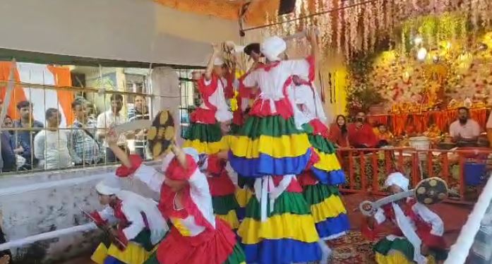 रानीखेत में दुर्गा महोत्सव की धूम, गांधी चौक में बच्चों का छोलिया नृत्य आकर्षण